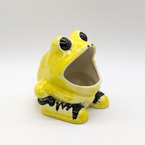 Vintage Yellow Ceramic Frog Scrubby Holder with Tennis Shoes – Kitsch Kitchen Sink Organizer Retro Cottagecore Decor