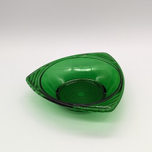 Vintage Anchor Hocking Green Glass Triangle Bowl – Guitar Pick Shape – Mid Century Modern Decor – Retro Serving Dish – Emerald Green Accent