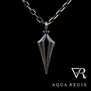 Collana da uomo con pendente lavorato, ossidato, argento 925, ispirato all'architettura gotica.