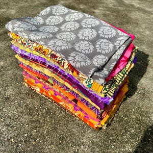 ヴィンテージアートシルクサリー生地の残り物卸売：リサイクルされたインドの縫製材料