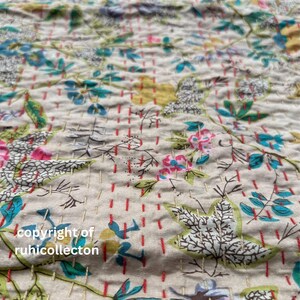 K&ouml;nnte beinhalten: Nahaufnahme eines beigefarbenen Stoffes mit Blumenmuster. Der Stoff ist gesteppt mit roten und wei&szlig;en N&auml;hten. Der Text "copyright of ruhicollection" ist unten links sichtbar.