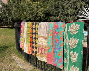 Lot de gros lot de couette kantha vintage indienne jetée à la main couverture réversible couvre-lit en coton tissu bohème boho couette chic