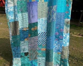 Courtepointe kantha en patchwork de soie fabriquée à la main : jeté à fleurs bohèmes