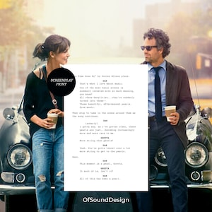 Può includere: Una stampa di una sceneggiatura con un dialogo da una scena di un film. Il testo recita: "Questo è ciò che amo della musica. Una delle scene più banali è improvvisamente investita di così tanto significato, sai? Tutte queste banalità... si trasformano improvvisamente in... Queste bellissime e frizzanti perle. Dalla musica."