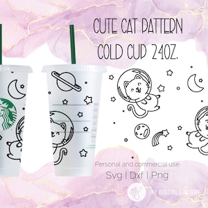 Op de afbeelding: Een digitale download van een schattig kattenpatroon voor een 24 ounce koude beker. Het ontwerp bevat een kat in een ruimtepak met sterren, planeten en een halve maan. De tekst "CUTE CAT PATTERN COLD CUP 24OZ." staat bovenaan de afbeelding. De tekst "Personal and commercial use Svg | Dxf | Png" staat onderaan de afbeelding.