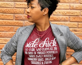 Pode incluir: Uma camiseta vinho com texto branco que diz "side chick (n): A GIRL WHO ENJOYS 1ST, 2ND AND 3RDS OF MASHED POTATOES & GRAVY, SWEET POTATOES, CRANBERRY SAUCE, GREEN BEAN CASSEROLE & STUFFING"
