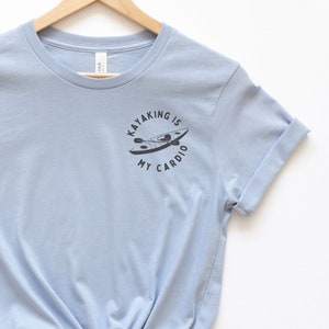 女性用カヤックシャツ、カヤック愛好家へのギフト、ミニマリストカヤックTシャツ、アウトドアアドベンチャーキャンプシャツ、パドル探検自然愛好家へのギフト