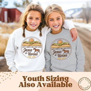 K&ouml;nnte beinhalten: Zwei M&auml;dchen tragen graue und wei&szlig;e Sweatshirts mit einem braunen Pferd und einer Sonnenuntergangsgrafik. Der Text auf den Sweatshirts lautet "Just a simple girl who loves Jesus & Horses".