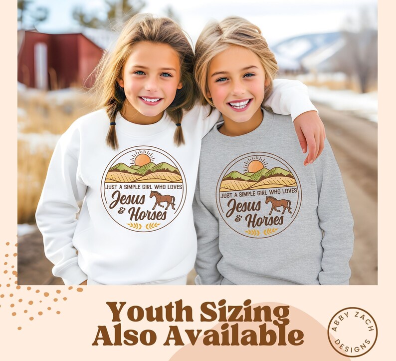 K&ouml;nnte beinhalten: Zwei M&auml;dchen tragen graue und wei&szlig;e Sweatshirts mit einem braunen Pferd und einer Sonnenuntergangsgrafik. Der Text auf den Sweatshirts lautet "Just a simple girl who loves Jesus & Horses".