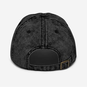 Puede incluir: Gorra de b&eacute;isbol negra con aspecto desgastado. Cuenta con una visera curva y un cierre de hebilla met&aacute;lica en la parte trasera para ajustar la talla. La tela tiene un aspecto descolorido y vintage.