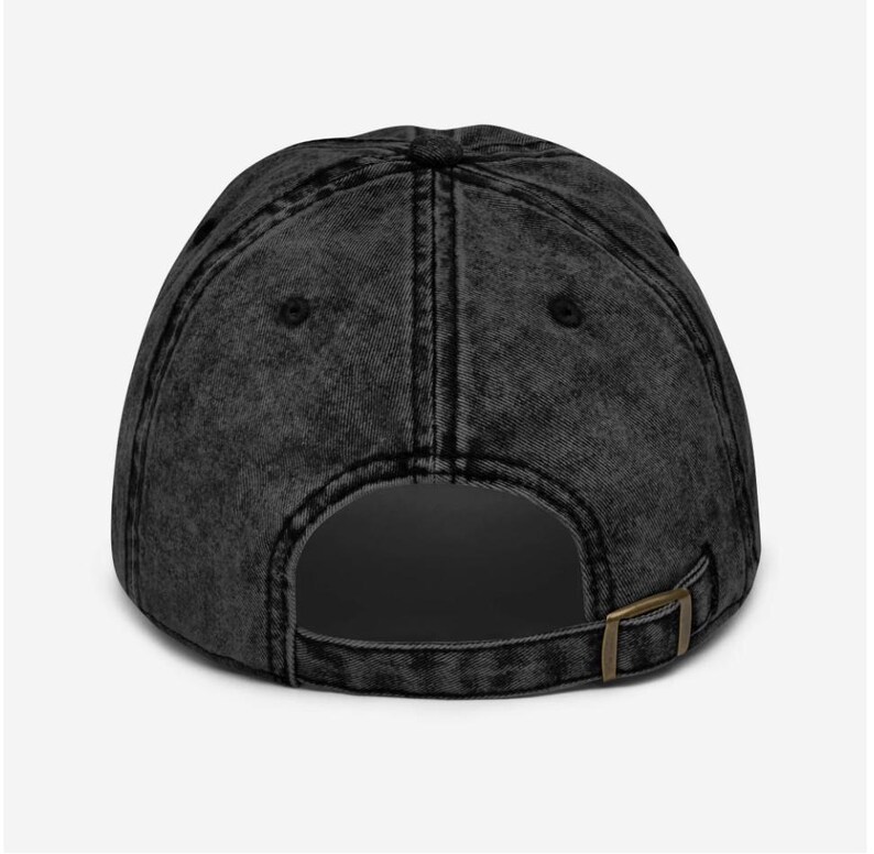 Puede incluir: Gorra de b&eacute;isbol negra con aspecto desgastado. Cuenta con una visera curva y un cierre de hebilla met&aacute;lica en la parte trasera para ajustar la talla. La tela tiene un aspecto descolorido y vintage.