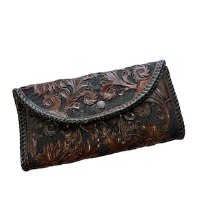 Cartera vintage de piel repujada para mujer, diseño floral y forro morado, hecha a mano, estilo western.