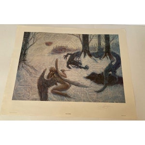 Puede incluir: Una impresión de arte fantástica que representa a una mujer alada con una espada enfrentándose a una criatura oscura y sombría en un entorno de bosque nevado.