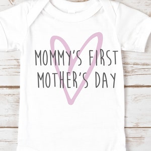 El primer día de la madre de mamá SVG, el día de la madre SVG PNG, nuestro primer día de la madre svg, camisa del día de la madre, regalo de mamá, mamá amada, camisa de mamá