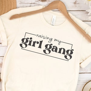 Het verhogen van mijn meisje bende SVG, meisje Mama SVG, moeder leven SVG, Mama Design, Mama Cricut Cut bestand, Mama png, moeder van meisjes SVG, moeder digitale download