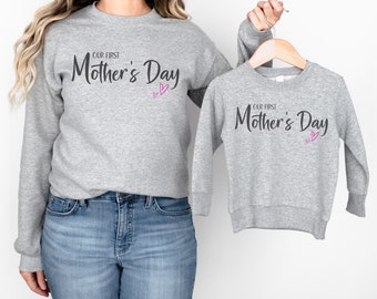 Notre première fête des mères SVG, 1ère conception de la fête des mères, maman et moi tenue, cadeau de la fête des mères, bébé garçon fille svg, fichier de coupe de la fête des mères