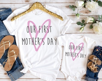 Notre première fête des mères SVG, 1er design de la fête des mères, tenue maman et moi, cadeau de fête des mères, bébé garçon fille svg, fichier coupé de la fête des mères