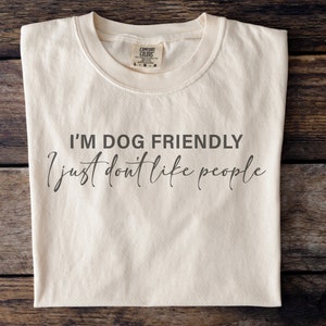 Ich bin hundefreundlich SVG, Hund Mama SVG, Hund Mama SVG, Retro Hund Mama SVG, Hund Zitate SVG, Hund wellig SVG, groovy Hund Mama Shirt, Hund Mama Cricut