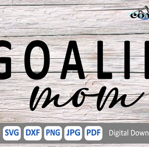 Pu&ograve; includere: Testo nero su sfondo di legno bianco: "GOALIE mom" in grassetto e corsivo. Sotto, icone dei tipi di file e le parole "Download digitale". Il logo Coast Digital Designs si trova in alto a destra.