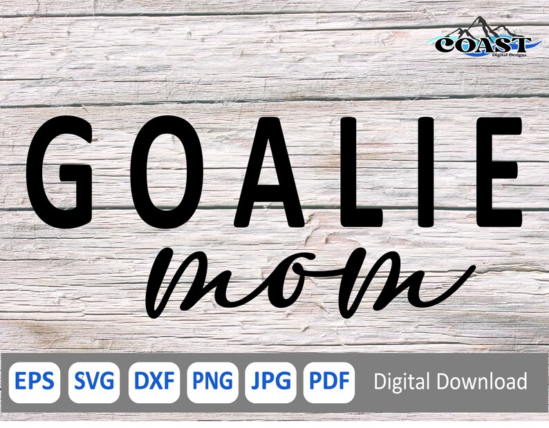Pu&ograve; includere: Testo nero su sfondo di legno bianco: "GOALIE mom" in grassetto e corsivo. Sotto, icone dei tipi di file e le parole "Download digitale". Il logo Coast Digital Designs si trova in alto a destra.