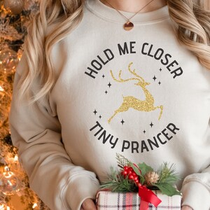 Hold Me Closer Mini Prancer SVG, Rentier SVG, Lustiges Rentier SVG, Lustiges Weihnachtsshirt, Weihnachtsgeschenk, Weihnachtsbecher, Sublimation Grafik