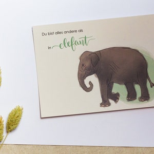 Design-Postkarte Elefant mit Spruch "Du bist alles andere als irrelefant"