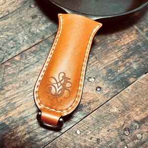 Marron - Couvercle de poignée en cuir personnalisé fait main/cousu pour poêles et poêles en fonte Wagner Ware Griswold - Anneau en D en laiton