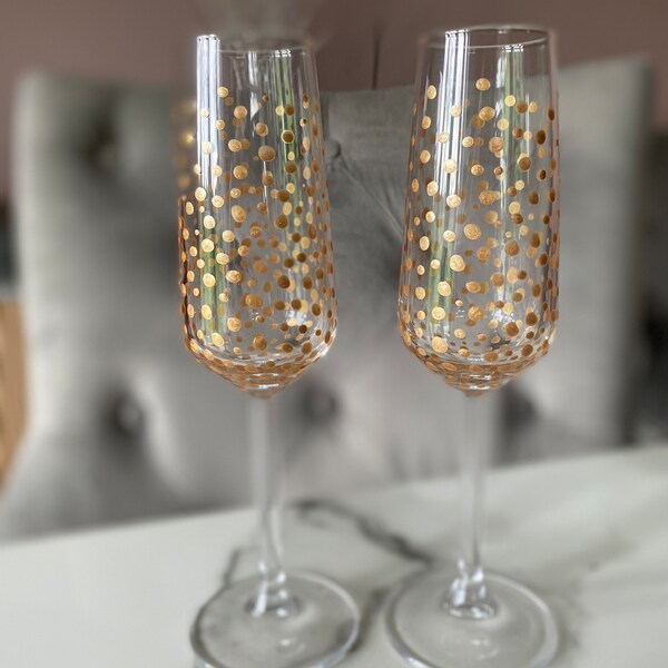 Flûtes à champagne peintes à la main modernes en verre à pois dorés, design tacheté, cadeau spécial, anniversaire de mariage, personnalisation disponible