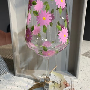 Eigentijds handgeschilderd DAISY WINE glas wit of roze bloemen speciaal cadeau verjaardag bruiloft Kerstmis afbeelding 4