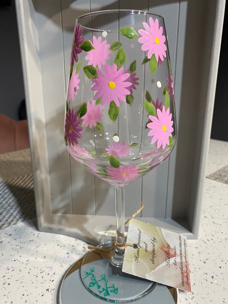 Eigentijds handgeschilderd DAISY WINE glas wit of roze bloemen speciaal cadeau verjaardag bruiloft Kerstmis afbeelding 4