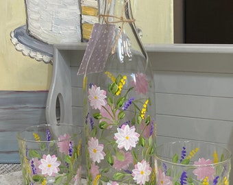 Eigentijdse bloemenweide handgeschilderde waterdrank glazen fles met bijpassende glazen bloemen