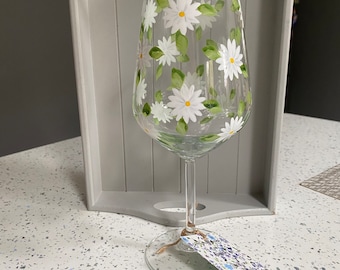 Contemporary Hand Painted DAISY WINE Glass white or pink Floral Special Gift Birthday Wedding Christmas