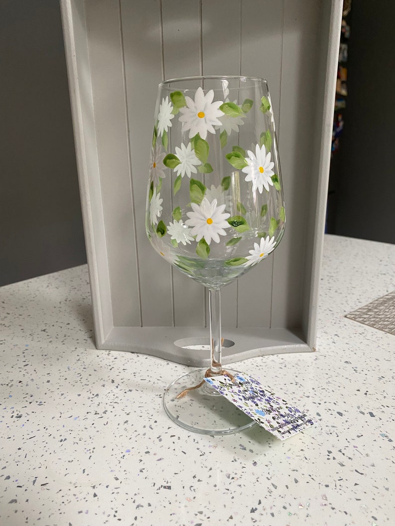 Eigentijds handgeschilderd DAISY WINE glas wit of roze bloemen speciaal cadeau verjaardag bruiloft Kerstmis afbeelding 3