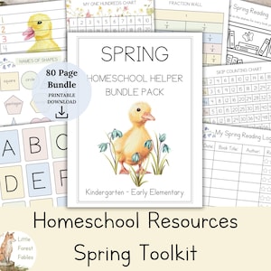 Può includere: Un pacchetto stampabile di risorse per la scuola a casa con un'illustrazione di un'anatra gialla. Il testo recita "Spring Homeschool Helper Bundle Pack" e "Kindergarten - Early Elementary". Include grafici educativi.