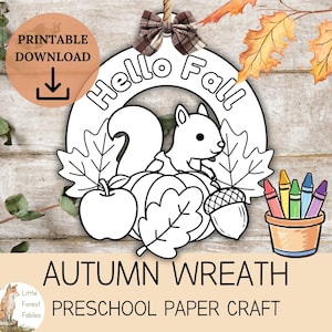Peut inclure: Une page de coloriage imprimable présentant un motif de couronne circulaire avec le texte Hello Fall. L'illustration comprend un écureuil, une citrouille, une pomme, un gland et des feuilles d'érable. Un nœud à carreaux marron est en haut.