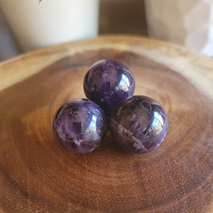 Mooie diep paarse amethist bollen ongeveer 1in +