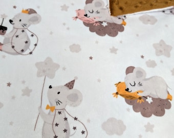 Schlafende Maus personalisierte Decke, Baby Name gesticktes Geschenk, Spielzeug Tier, wolkige Mäuse Minky Swaddle
