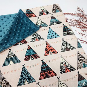 Op de afbeelding: Een tealblauwe minky stof met een crèmekleurige stof met een herhalend patroon van kleurrijke tipi's met geometrische ontwerpen en vlaggetjes.