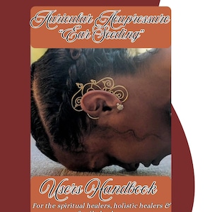 Może przedstawiać: Okładka książki z tytułem "Auricular Acupressure 'Ear Seeding'" i "Users Handbook". Obraz przedstawia ucho ze złotą biżuterią do uszu. Tekst pod tytułem brzmi: "For the spiritual healers, holistic healers & family healers."