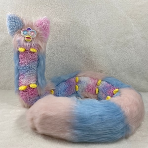 Ciempiés Furby rosa y azul pastel de 4,5 pies de largo