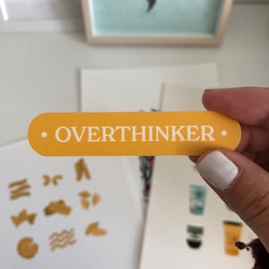 Pegatina de vinilo Overthinker / Etiqueta Overthinker / Pegatina de amor propio / Pegatina de computadora portátil / Pegatina de botella de agua resistente a la intemperie