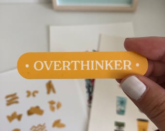Sticker vinyle Overthinker : sticker résistant aux intempéries pour ordinateur portable