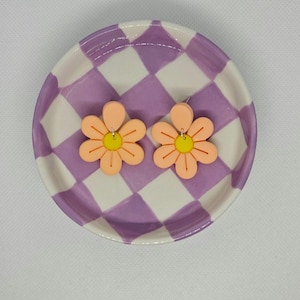 Handgemaakte pastelbloem hangoorbellen met geel centrum, lichtgewicht polymeerklei bloemenoorbellen, statement boho-sieraden voor vrouwen