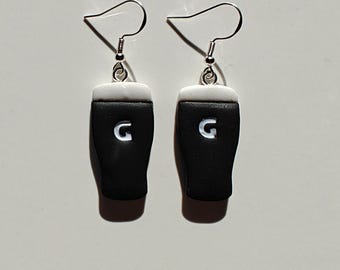 Pendientes con forma de vaso de cerveza, Joyería para el Día de San Patricio, Pendientes inspirados en Guinness, Regalo para amantes de los pubs irlandeses, Pendientes de arcilla polimérica, Regalo divertido para amantes de la cerveza