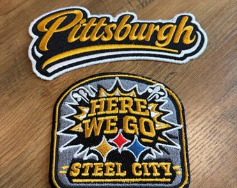 ¡Aquí vamos, Steel City Pittsburgh! Parches de fútbol americano bordados para planchar (paquete de 2)