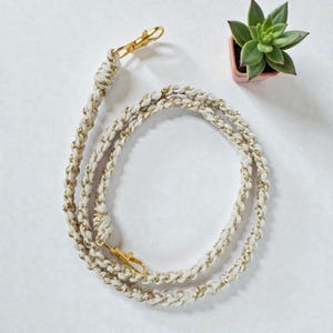 Cordón para teléfono - Correa para teléfono - Charm para teléfono - Macramé crudo y dorado - Caqui y dorado - Borgoña y dorado