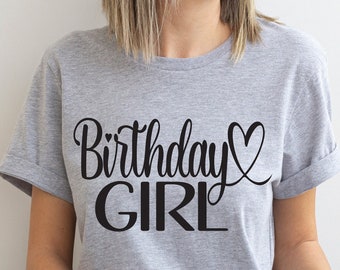 Może przedstawiać: Szary T-shirt z napisem "Birthday Girl" czarnymi literami z symbolem serca.