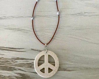 Necklace freshwater pearl peace