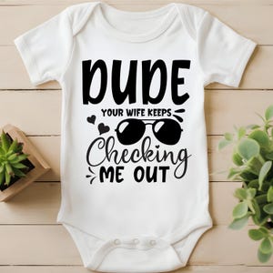 Twoja żona mnie sprawdza – Body niemowlęce – Zabawny kombinezon niemowlęcy – Uroczy prezent dla noworodka – Odważne ubranka dla niemowląt – Humor na baby shower