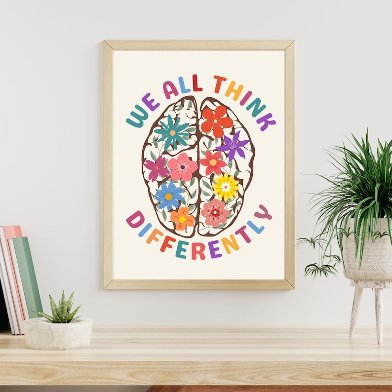 Puede incluir: Un p&oacute;ster beige con un contorno de cerebro marr&oacute;n lleno de flores coloridas. El texto "WE ALL THINK DIFFERENTLY" est&aacute; escrito en una fuente arco&iacute;ris alrededor del cerebro.